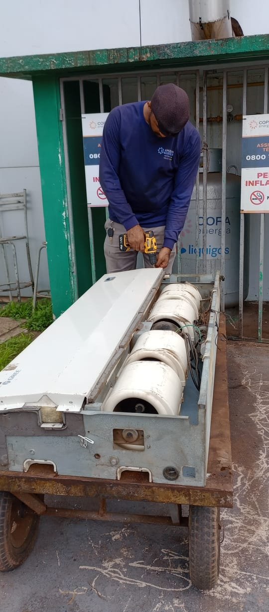 Manutenção profissional de sistema de ar condicionado pela equipe Amazon Refrigeração